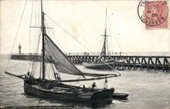 CPA Trouville Bateau de peche sortant du port