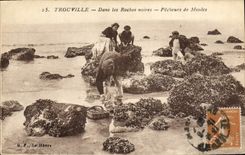CPA Trouville Dans les roches noires pecheurs de moules Peche