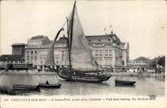 CPA Trouville Sur mer L'avant port sortie d'un chalutier Bateau