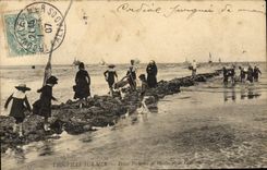 VINTAGE POSTCARD Trouville On sea Pelits sinners of moulds and shrimps