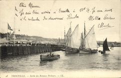 CPA Trouville Sortie des bateaux pecheurs Bateaux