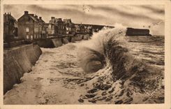 CPA La Normandie arromanches Les bains le port de la liberation 1944 La digue par grosse mer Militaria 