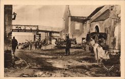 CPA La Normandie arromanches Les bains le port de la liberation 1944 La rue des Bains Militaria 