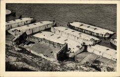 CPA Arromanches petits bateaux flotteurs en ciment utilises pour le debarquement Militaria 