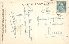 CPA Arromanches petits bateaux flotteurs en ciment utilises pour le debarquement Militaria 