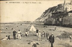 CPA Arromanches La plage et les falaises