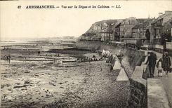 CPA Arromanches Vue sur la digue et les cabines