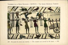 CPA Tapisserie de la reine mathilde Bayeux On porte les armes aux navires