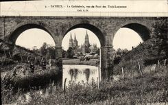 CPA Bayeux le cathedrale vue du pont des trois lanternes Peche Pecheurs Enfants