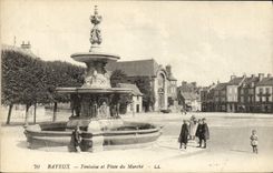CPA Bayeux Fontaine et place du Marche 