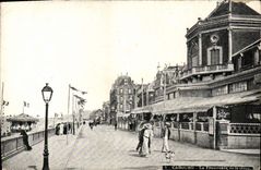 CPA Cabourg La Promenade de la Plage