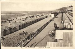 CPA Cabourg La Plage La Digue et la plage