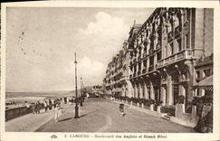 CPA Cabourg Le Boulevard des Anglais la Plage et le Grand Hotel