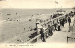 CPA Cabourg La Promenade de la Mer