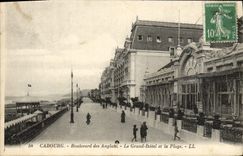 Bulevar de Cabourg de la POSTAL de la VENDIMIA del inglés el hotel grande y la playa