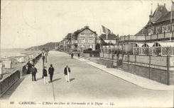 CPA Cabourg L'Hotel des Ducs de Normandie et la digue 
