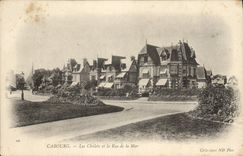 CPA Cabourg Les Chalets et la Rue de la Mer