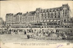 La POSTAL Cabourg de la VENDIMIA la playa tiene marea baja y el castillo grande de los niños del hotel de la arena