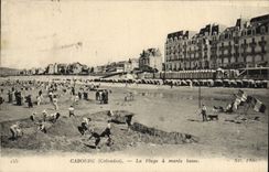 CPA Cabourg La Plage a maree basse Enfants Chateau de sable