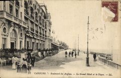 Bulevar de Cabourg de la POSTAL de la VENDIMIA del inglés el hotel grande y la presa