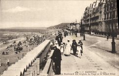 Bulevar de Cabourg de la POSTAL de la VENDIMIA del inglés la playa y el hotel grande