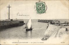 CPA Courseulles sur Mer Les Jetees et le Calvaire Bateau 