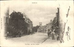 CPA Dozule Une Rue Au loin L'Eglise 