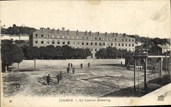 CPA Lisieux La caserne Delaunay Militaria