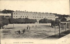 CPA Lisieux La caserne Delaunay Militaria