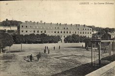 CPA Lisieux La caserne Delaunay Militaria