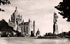 CPM Lisieux Basilique et la statue de ste therese