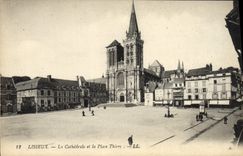 CPA Lisieux La Cathedrale et la place thiers