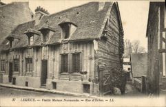 Las mujeres mayores de Lisieux de la POSTAL de la VENDIMIA contienen la calle normanda de Orbec