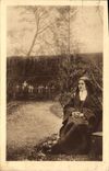 POSTAL co de la VENDIMIA. Teresa del niño de Jesús que se sienta en el jardín de Lisieux