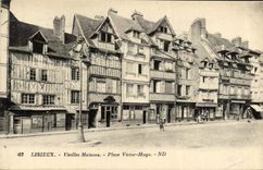 CPA Lisieux Vieilles maisons place victor hugo