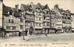 CPA Lisieux Vieilles maisons place victor hugo