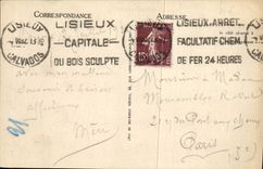 Las mujeres mayores de Lisieux de la POSTAL de la VENDIMIA contienen la calle con el boilermen