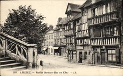 CPA Lisieux vieilles Maisons rue au char