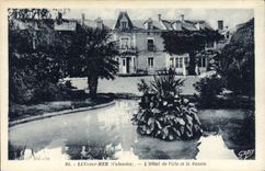 VINTAGE POSTCARD Luc on sea the town hall and the Basin