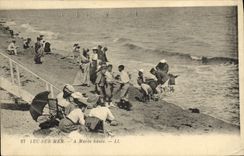 VINTAGE POSTCARD Luc On sea has high tide Children