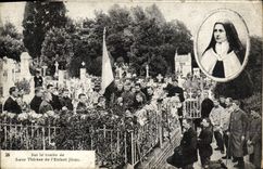 CPA Sur la tombe de Soeur Therese de l'Enfant Jesus Lisieux