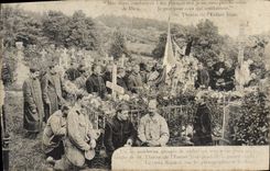 CPA Lisieux Cimetiere Groupe de soldats venus pries Therese