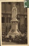 CPA Statue de Sainte Therese de l'Enfant Jesus dans la cour d'entree du Carmel de Lisieux