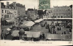 CPA Lisieux La Place Thiers un jour de Marche