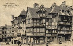 CPA Lisieux Place de la Halle au Beurre Les Vieilles Maisons