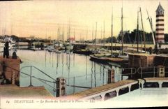 CPA Deauville Le bassin des yachts et le phare