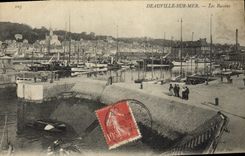 CPA Deauville Sur mer les bassins Bateaux