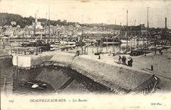CPA Deauville Sur mer les bassins Bateaux