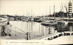 CPA Deauville Le bassin des yachts et le phare Bateaux