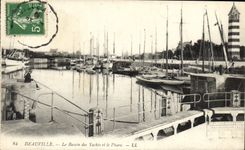 CPA Deauville Le bassin des yachts et le phare Bateaux